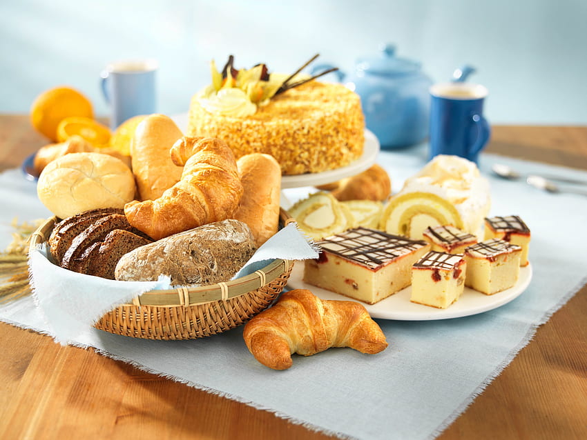 ペストリー、ケーキ、クロワッサン、テーブル。 モカ、フランス菓子 高画質の壁紙