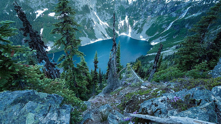 Blick hinunter auf den Rainy Lake in den North Cascades, Washington, Bäume, Berge, Felsen, USA HD-Hintergrundbild