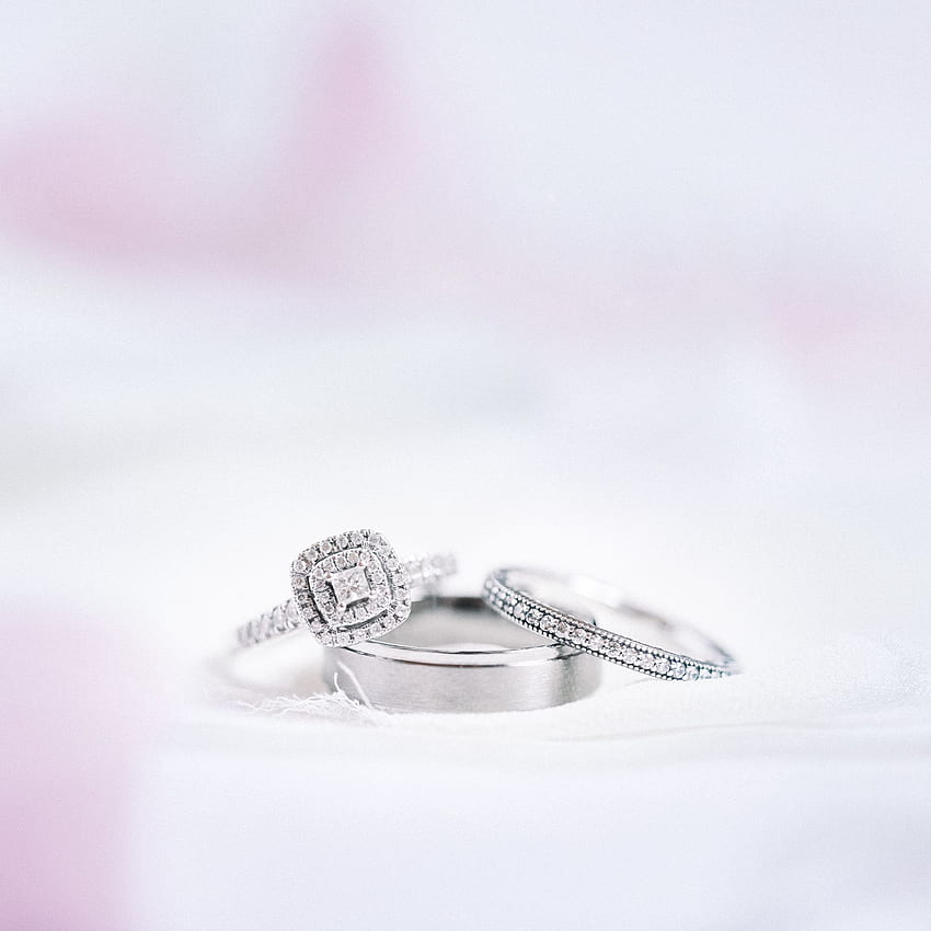 Nhẫn cưới là biểu tượng cho tình yêu và sự hoàn hảo. Hãy xem hình ảnh nhẫn cưới đẹp ngất ngây để nắm bắt được cảm giác đầy hạnh phúc của một ngày trọng đại.
