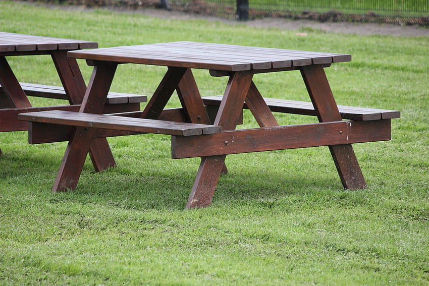 piękny stół piknikowy w pełnym rozmiarze Tapeta HD