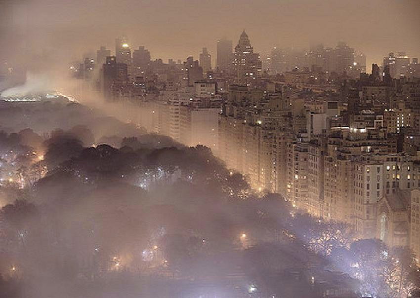 Pagi kota berkabut, kabut, bangunan, gedung pencakar langit, pagi, kota, lampu, cahaya pagi Wallpaper HD