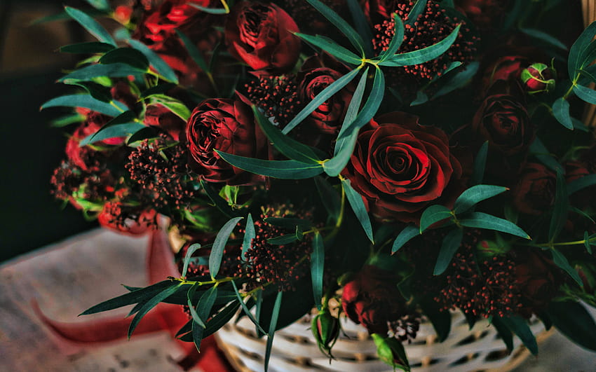 buquê de rosas vermelhas escuras, cesta com rosas, decoração com flores, rosas vermelhas, botões de rosa, lindas flores, rosas, cesta com flores vermelhas papel de parede HD