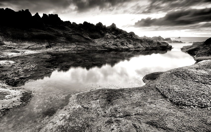 Natur, Steine, Meer, Felsen, Ufer, Bank, Niedergeschlagenheit, Schwarzweiß HD-Hintergrundbild