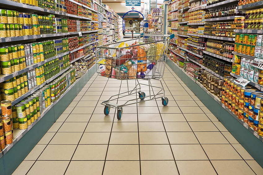 スーパーマーケット、食料品の買い物で商品を手に入れる 高画質の壁紙
