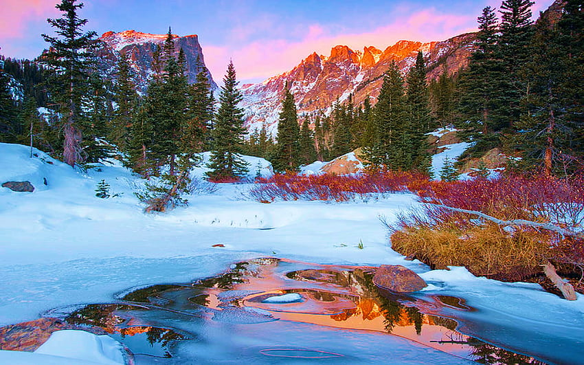 Petit ruisseau près de Rocky Mountain National Park près d'Estes Park, Colorado, hiver, neige, paysage, arbres, eau, rochers, reflets, glace, coucher de soleil Fond d'écran HD