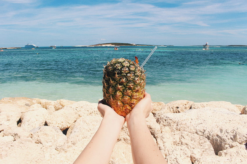 гледна точка от първо лице на някой, който държи напитка с ананас, Бахамите HD тапет