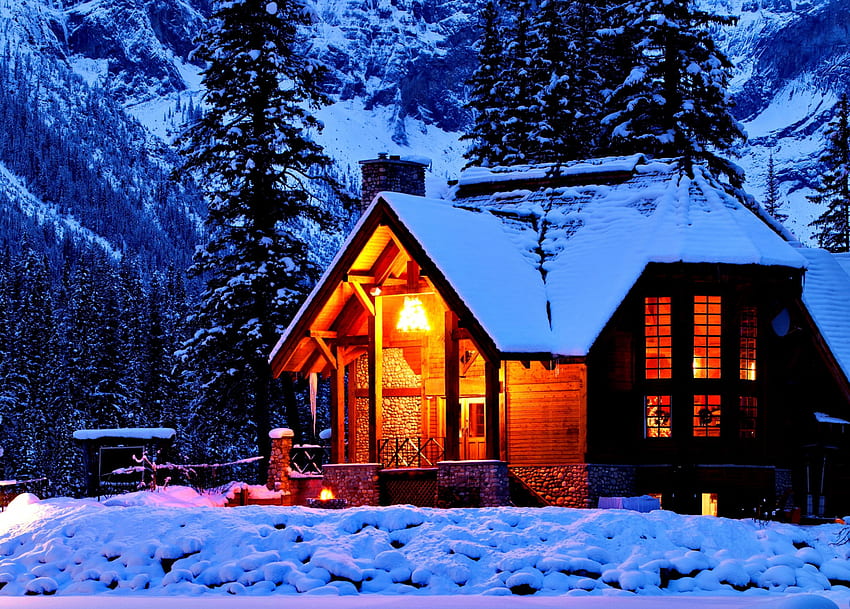 Mountain cottage in winter, winter, cozy, house, beautiful, dusk, rocks, mountain, cabin, cliffs, snow, lights, trees, nature, cottage, lovely, evening HD wallpaper