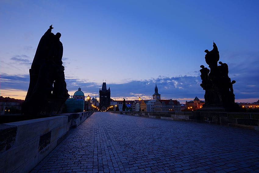 Pavimento de los puentes de la República Checa del Puente de Carlos de Praga, Praga en invierno fondo de pantalla