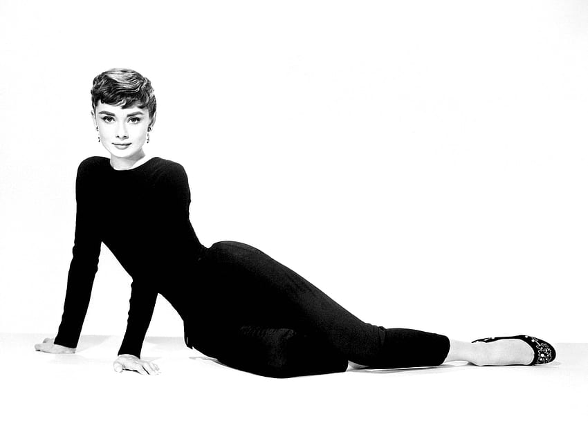 Audrey Hepburn, uroczy, aktorki, piękno, ładne, czarno-białe, żeńskie, słodkie, dziewczyna, piękne, ludzie, kobieta, ładne, ciało, fajne, feme, dziewczyny, nogi Tapeta HD