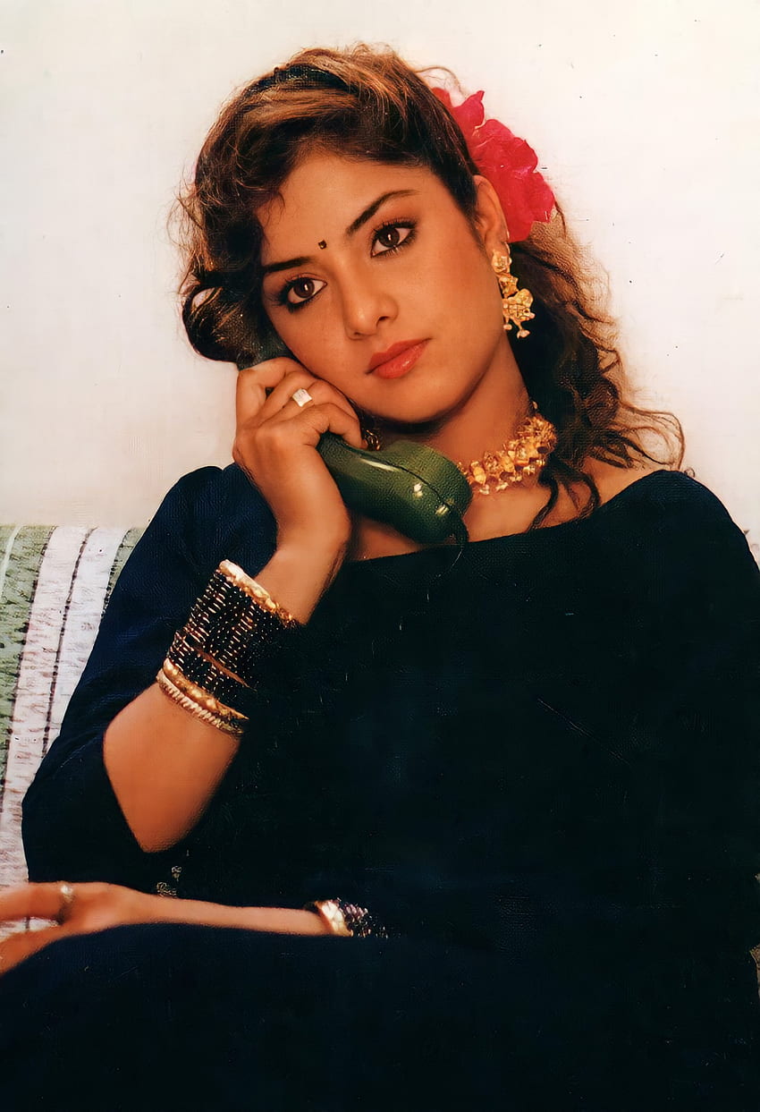 Divya Bharti、唇、眉毛、ボリウッド3 HD電話の壁紙