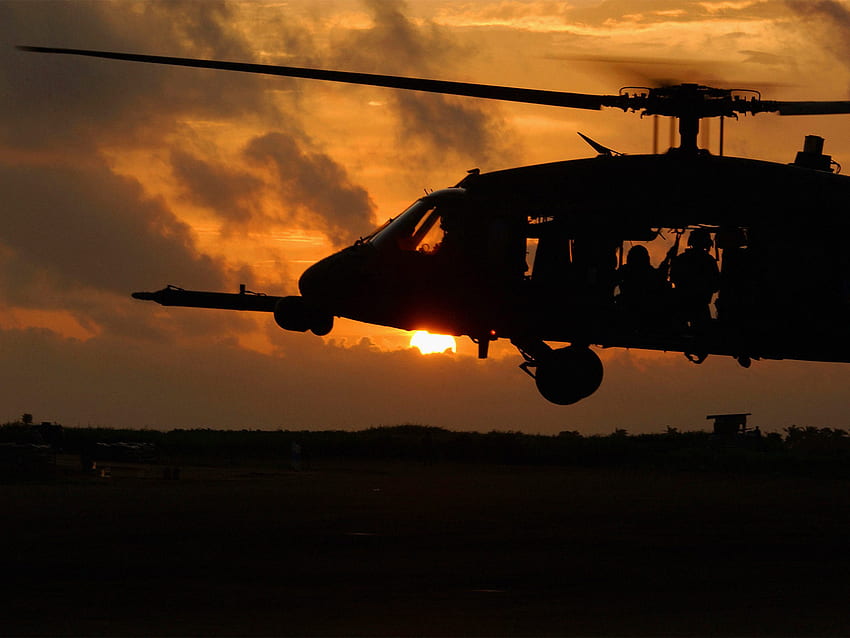 Blackhawk Helicopter at Sunset, хеликоптер, войник, технология, природа, залез, битка HD тапет