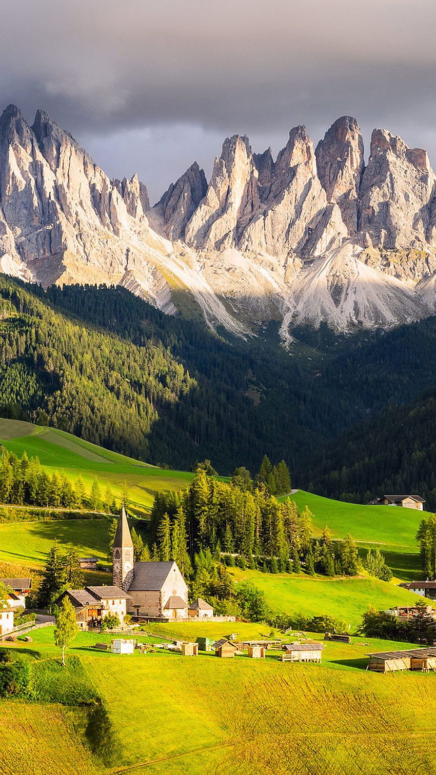 Mała wioska w górach. Natura . piękne 1080. Kraj, drzewa krajowe, Dolomity, Szwajcaria Wsie Tapeta na telefon HD