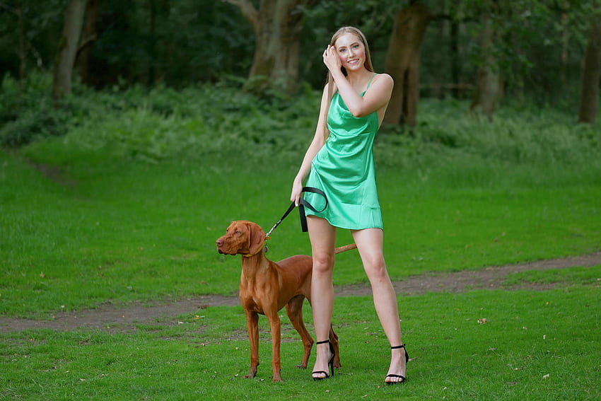 그녀의 개, 개, 모델, 미소, 갈색 머리, 드레스와 함께 산책을 나온 조디 HD 월페이퍼