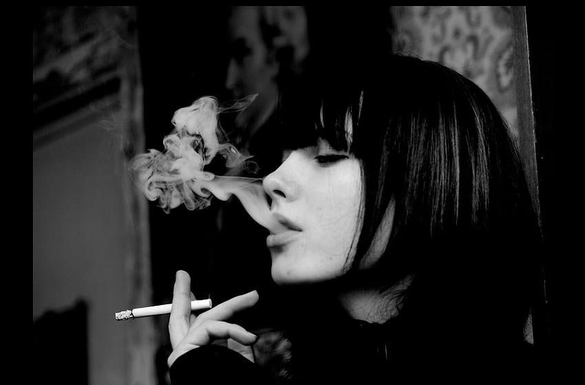 wanita berambut cokelat merokok asap rokok monokrom abu-abu – Art Monochrome Wallpaper HD