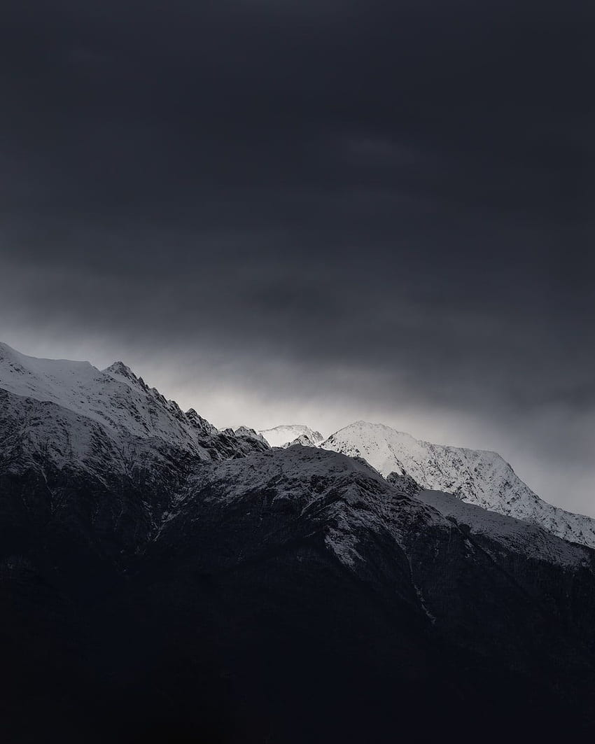 заснежена планина под облачно небе през деня – на Unsplash, Gray Mountain HD тапет за телефон