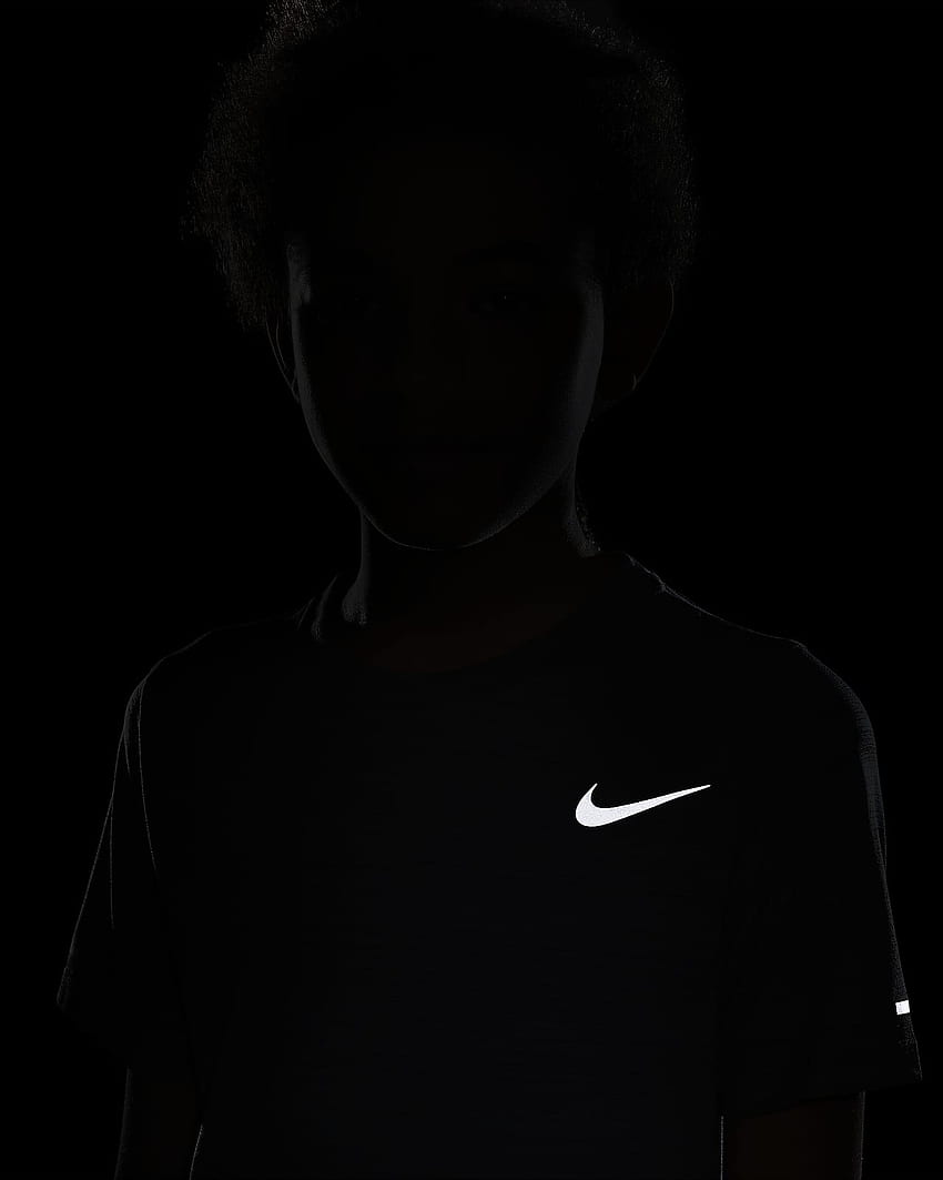 Nike Dri FIT Miler Trainingsoberteil für ältere Kinder (Jungen). Nike LU HD-Handy-Hintergrundbild