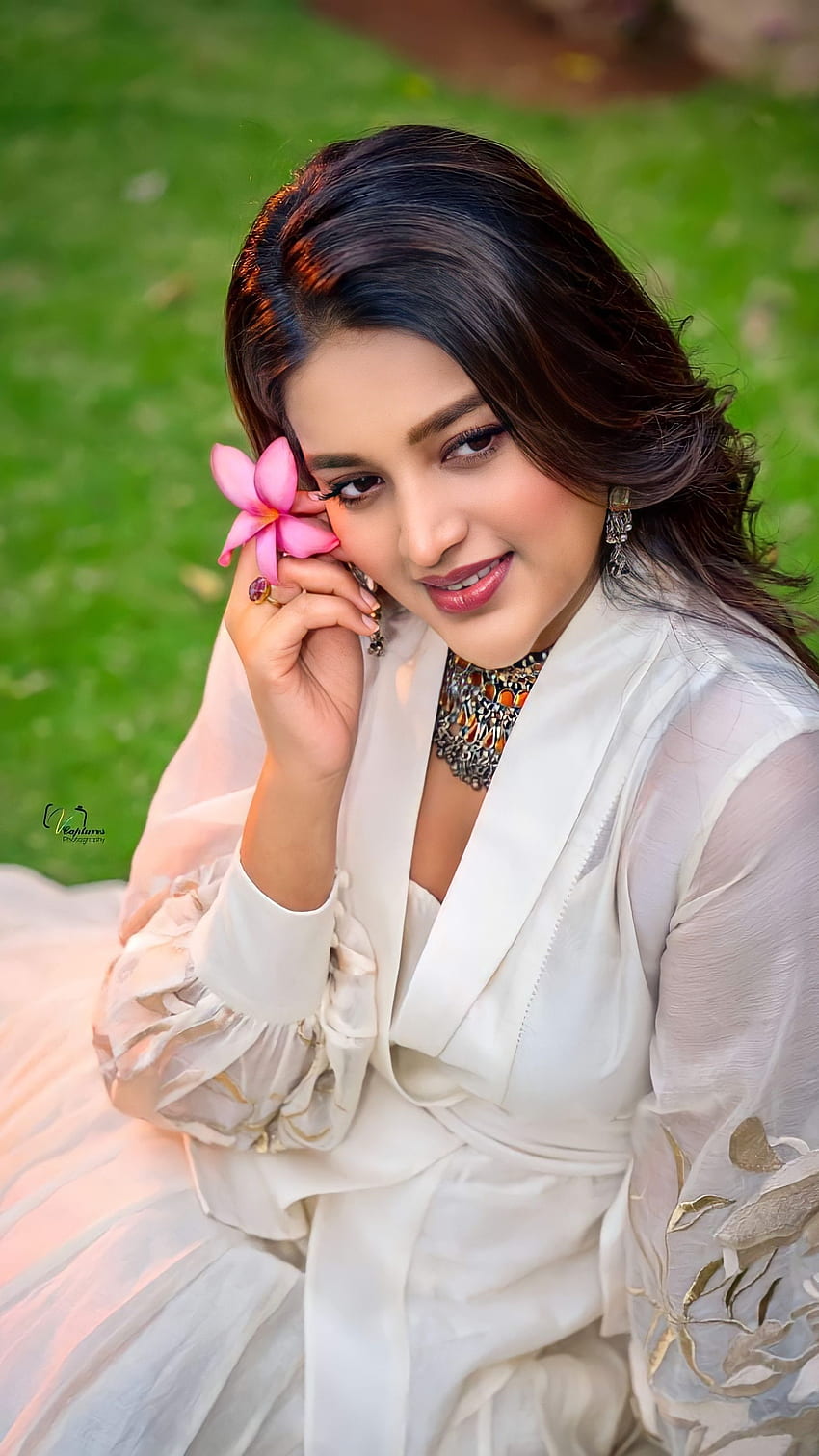 Niddhi Agarwal, Telugu-Schauspielerin HD-Handy-Hintergrundbild