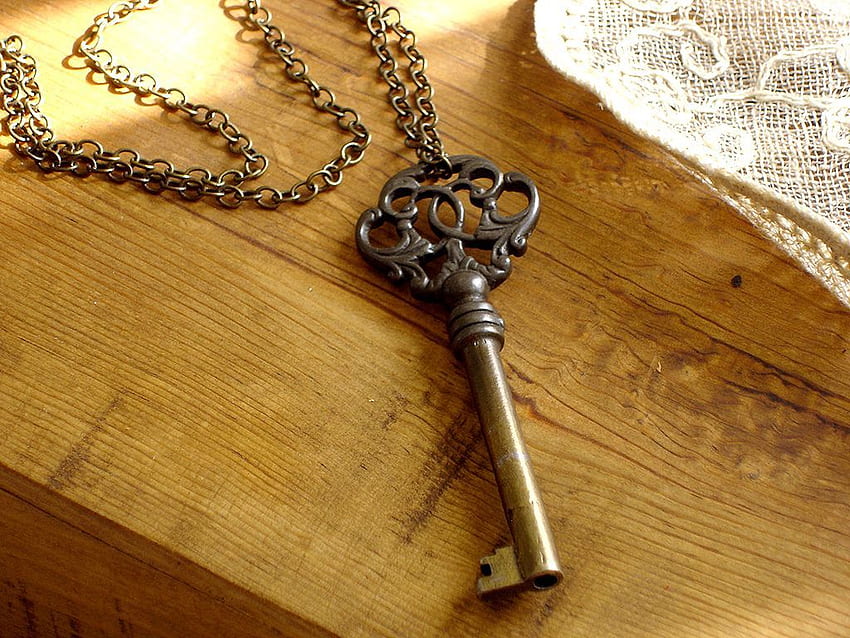 Chìa khóa cổ điển mang một vẻ đẹp cổ điển, độc đáo và gợi nhớ về những khoảng thời gian đã qua. Những ai yêu thích phong cách vintage sẽ rất thích thú khi chiêm ngưỡng ảnh chìa khóa cổ điển này.