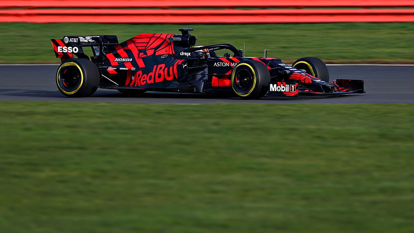 Red Bull Racing F1 car revealed, fires up Honda engine at Silverstone HD wallpaper