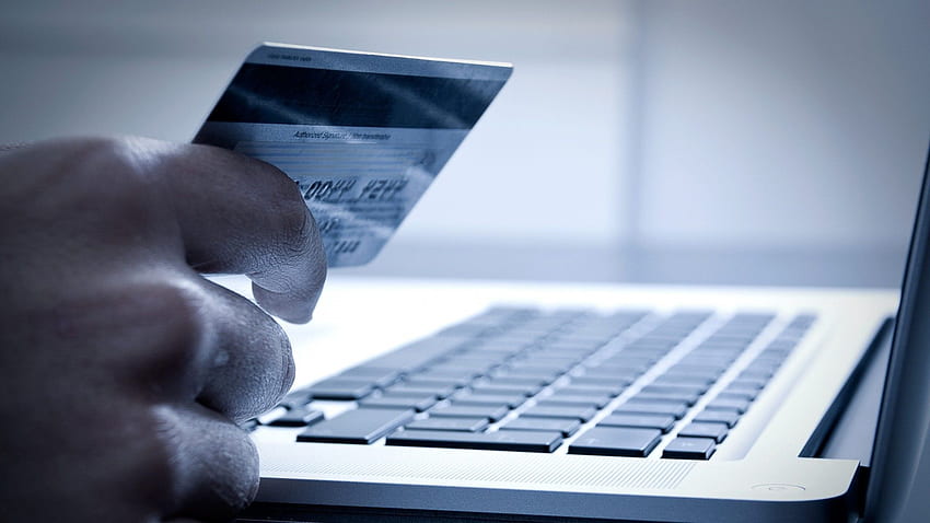 Cartão de débito na mão, dinheiro, laptop, compras online - . , ,, Cartão de crédito papel de parede HD