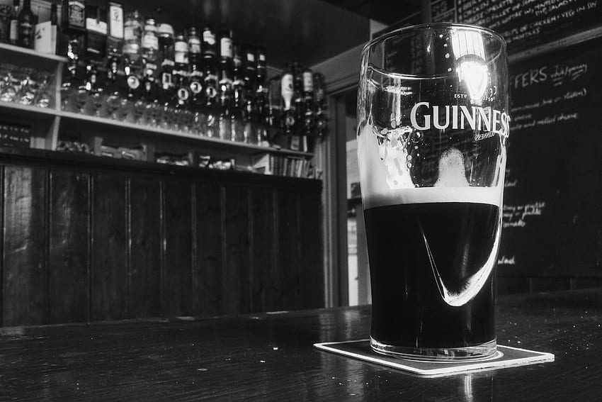 Guinness Print Clear Drinking Glass - Guinness Dans Un Bar - & 背景、ギネスビール 高画質の壁紙