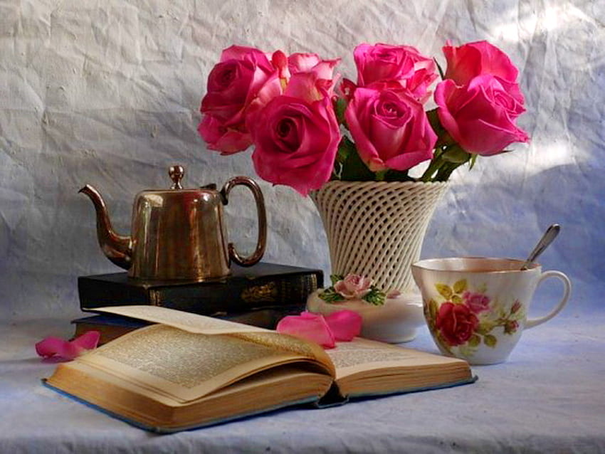 Przyjemności, książka, różowe róże, wazon, filiżanka herbaty, czajniczek Tapeta HD
