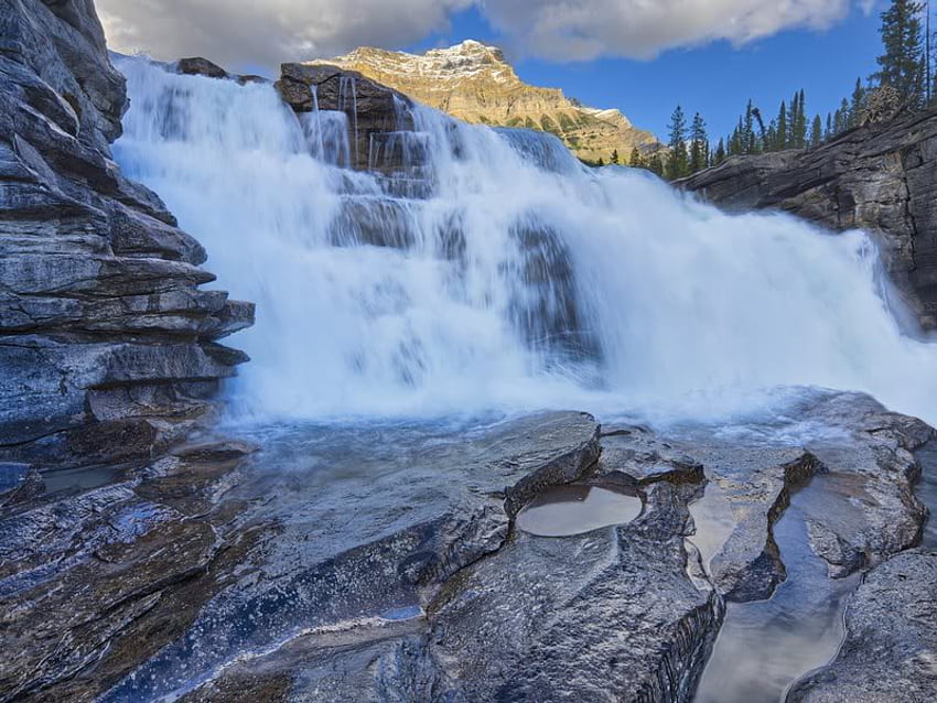 アサバスカ滝、ジャスパー国立公園、アルバータ州、滝、空、水、岩 高画質の壁紙