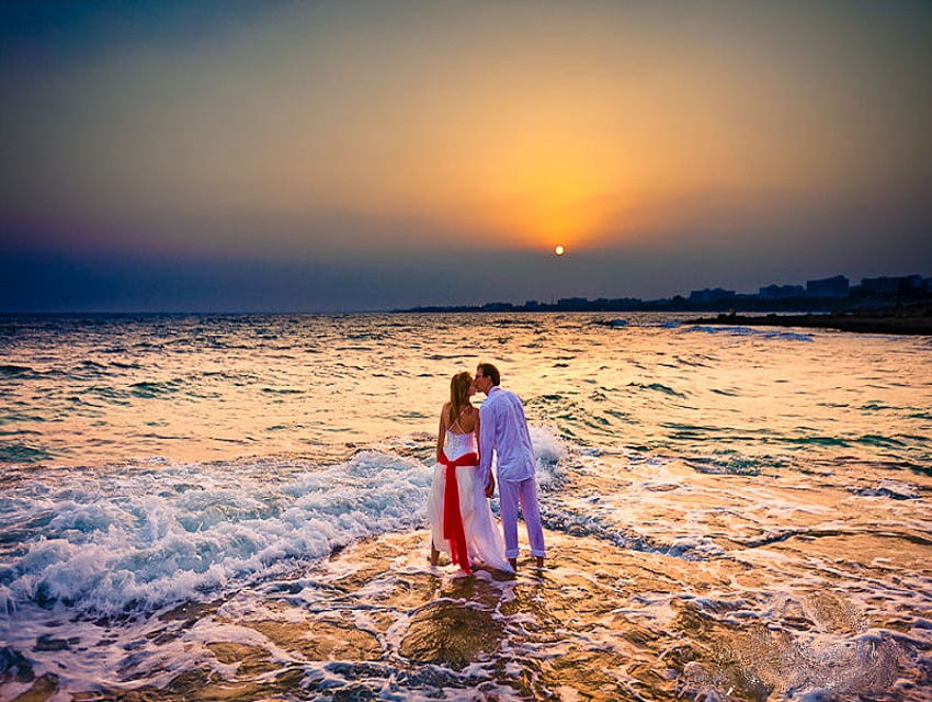 Разходка по плажа, пясък, мъж, панделка, булчинска рокля, красива, романтика, изгрев, плаж, жена, вълни, целувка, романтичен, вода, слънце, океан HD тапет