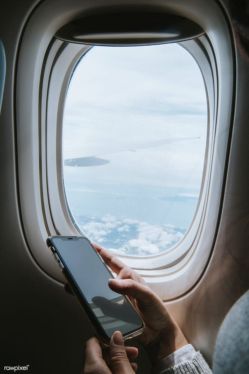 ผู้หญิงที่ใช้สมาร์ทโฟนบนเครื่องบิน พรีเมี่ยม / เท็ดดี้ Rawpixel หน้าต่างเครื่องบิน แนวคิดเรื่อง กราฟสมาร์ทโฟน ที่นั่งบนเครื่องบิน วอลล์เปเปอร์โทรศัพท์ HD
