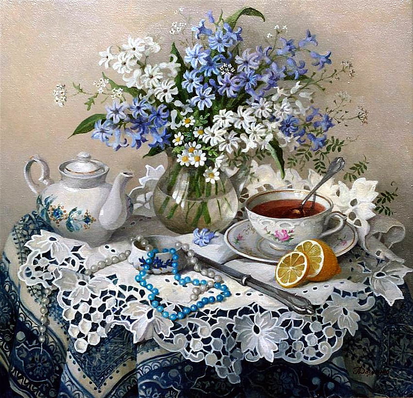 Lidia Dacenko. Herbata z niebieskimi i białymi hiacyntami - i skromna stokrotka, martwa natura, stół, herbata, kwiat, perła, lydia datsenko Tapeta HD