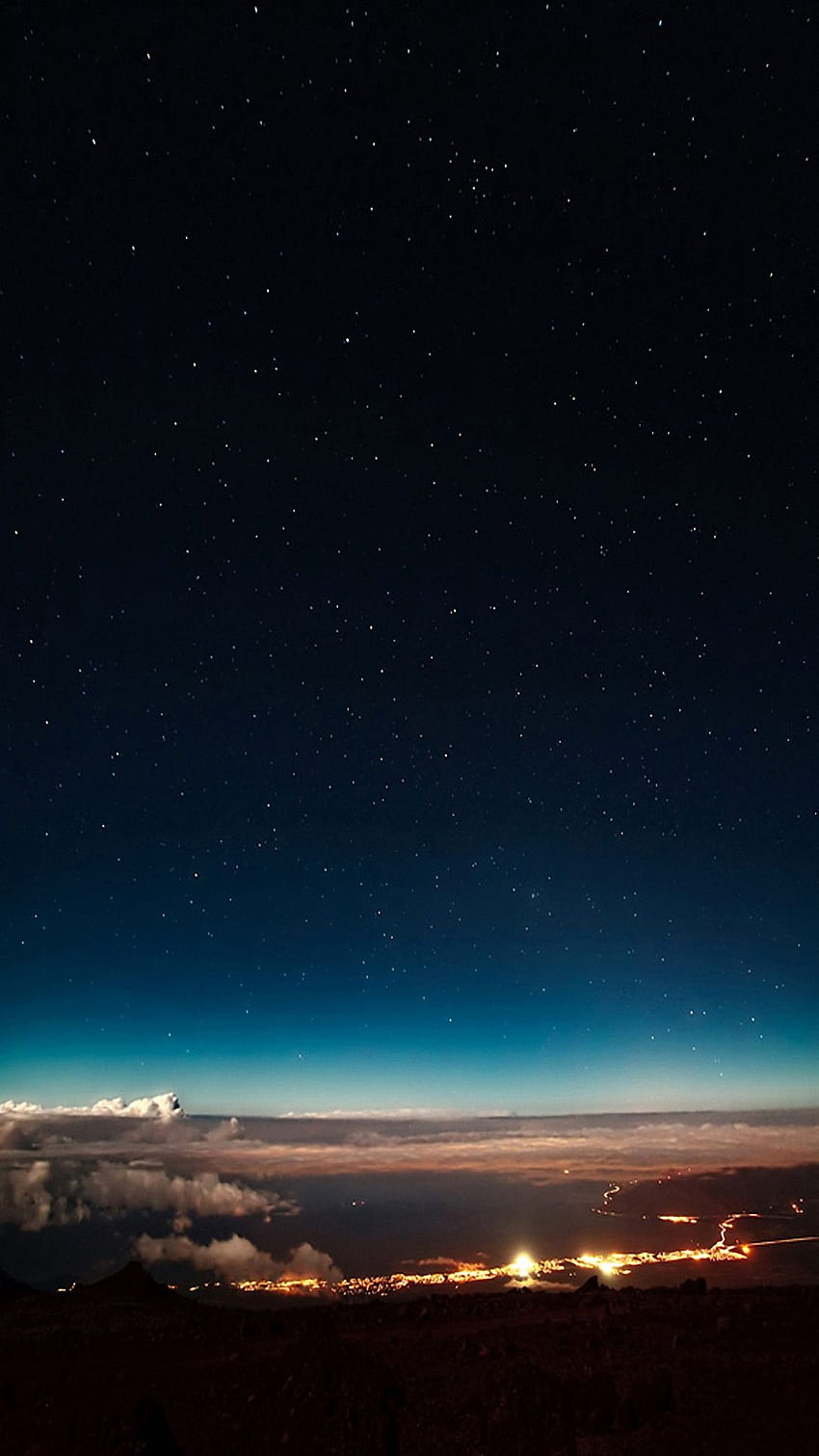 Ngắm màn đêm bao phủ bầu trời bằng hình nền Night Sky iPhone Wallpaper, tạo sự lãng mạn và huyền ảo cho màn hình điện thoại của bạn. Đây là một tác phẩm nghệ thuật sống động và đẹp, cho phép bạn thư giãn và trải nghiệm vẻ đẹp bầu trời đầy sao từ mọi góc nhìn. 