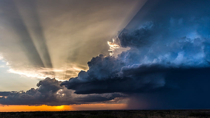 Ekstremalna pogoda o zachodzie słońca z promieniami światła nad burzą, zachód słońca w Nowym Meksyku Tapeta HD