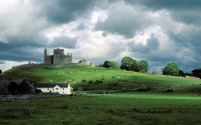 Thưởng thức vẻ đẹp của các lâu đài ở Ireland qua các hình nền máy tính và cho phép mình được mơ mộng về những câu chuyện cổ tích về đất nước này. Các hình nền máy tính với các lâu đài Ireland đơn giản nhưng không kém phần ấn tượng, sẽ khiến cho desktop của bạn thêm phần lung linh và lãng mạn.