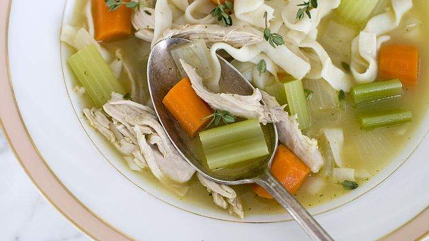 Ugotuj zupę z kurczaka, która jest niskokaloryczna, bogata w składniki odżywcze Tapeta HD
