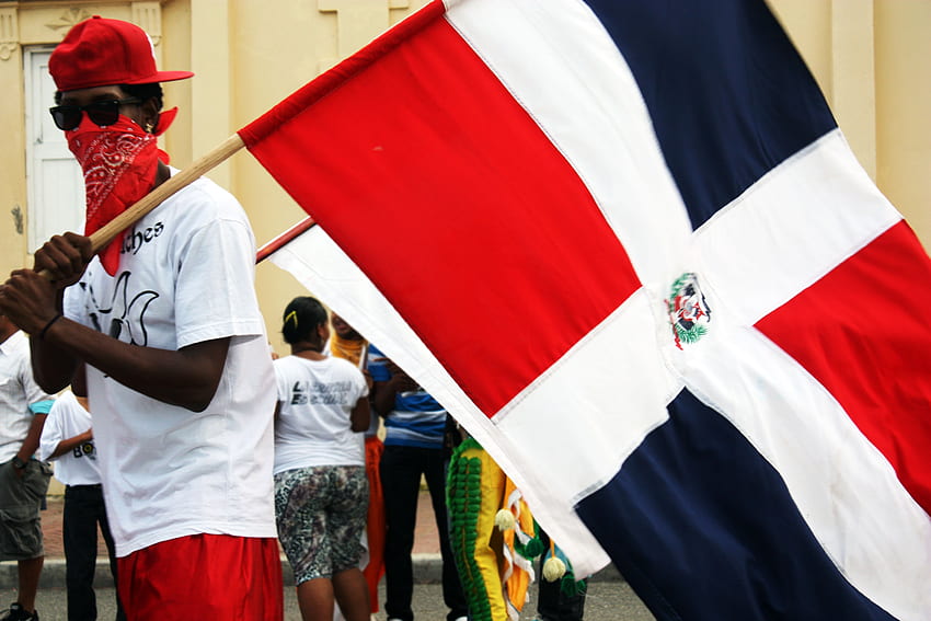 Dominican People Burning Down Haitian Flag - Persona Con Bandera HD wallpaper