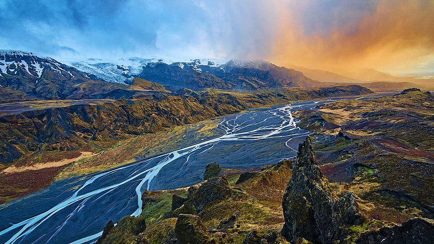 Невероятният момент, когато залезът удари дъждовна буря в долината на Тор, Исландия, пейзаж, облаци, планини, скали, залез HD тапет