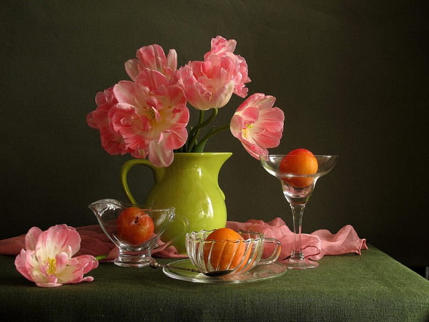 Ładny różowy, foral, różowe tulipany, obrus, zielony wazon, wazon, owoce, śliwki, tulipany, pomarańcza, jedwab, różowy, zielony, szkło, kwiaty, płótno, miski Tapeta HD