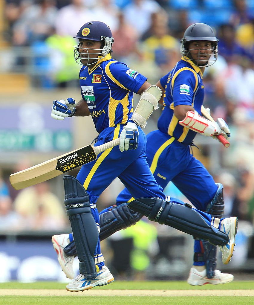 Mahela Jayawardene ve Kumar Sangakkara, İngiltere'ye karşı yeni bir rekor olan üçüncü kaleye 159 ekledi. . İngiltere - Sri Lanka 2011 HD telefon duvar kağıdı