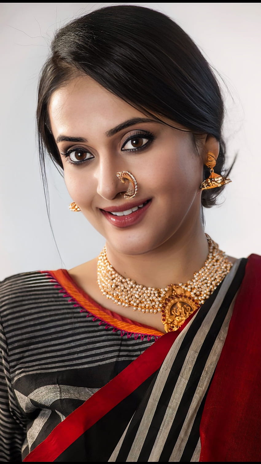 Mrinal Kulkarni, marathi actress HD phone wallpaper