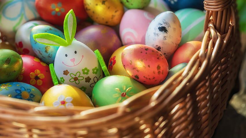 Цветен рисуван дизайн Великденски яйца в бамбукова кошница Честит Великден HD тапет