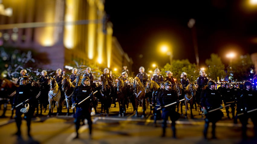 sokaklarda gece polis atları tiltshift gösteri çatışmasını protesto ediyor – HD duvar kağıdı