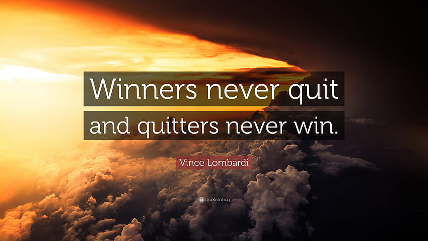 Цитат на Винс Ломбарди: „Победителите никога не се отказват и отказалите се никога не печелят.“ HD тапет