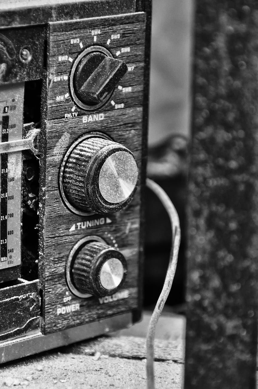 Antigua radio vintage en ventanas de madera dura con retro fondo de pantalla del teléfono