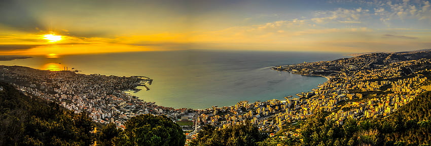 Widok z lotu ptaka na miasto w pobliżu morza otoczone górami, jounieh, liban, liban Natura Tapeta HD