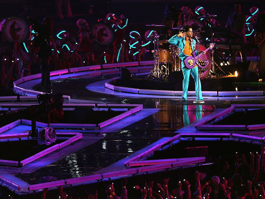 Prince Dead: Guarda il cantante di 'Purple Rain' dare la più grande esibizione a metà tempo del Super Bowl Sfondo HD