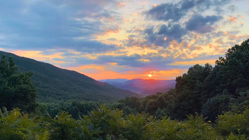 พระอาทิตย์ขึ้นเหนือ Smoky Mountains, Great Smoky Mountains National Park, Tennessee, เนินเขา, ดวงอาทิตย์, สี, เมฆ, ต้นไม้, ภูมิทัศน์, ท้องฟ้า, ดวงอาทิตย์, สหรัฐอเมริกา วอลล์เปเปอร์ HD