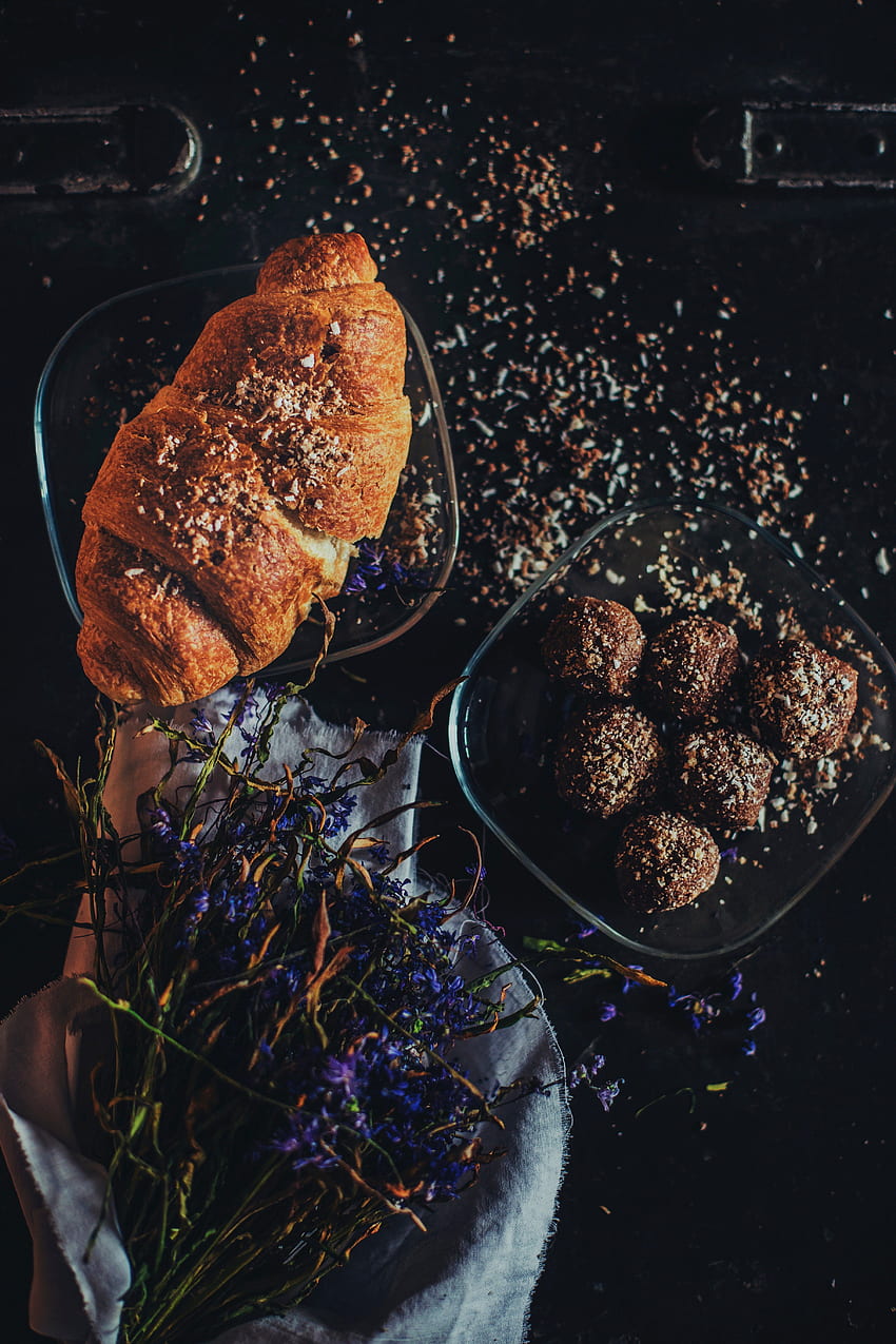 paisagem de mesa de padaria rústica com trufas de chocolate de croissant francês, comida rústica Papel de parede de celular HD