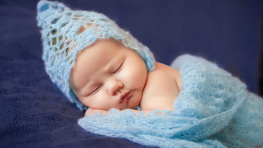 귀여운 유아는 밝은 파란색 모직 니트 직물 귀여운 옷을 입고 보라색 천에서 자고 있습니다 HD 월페이퍼