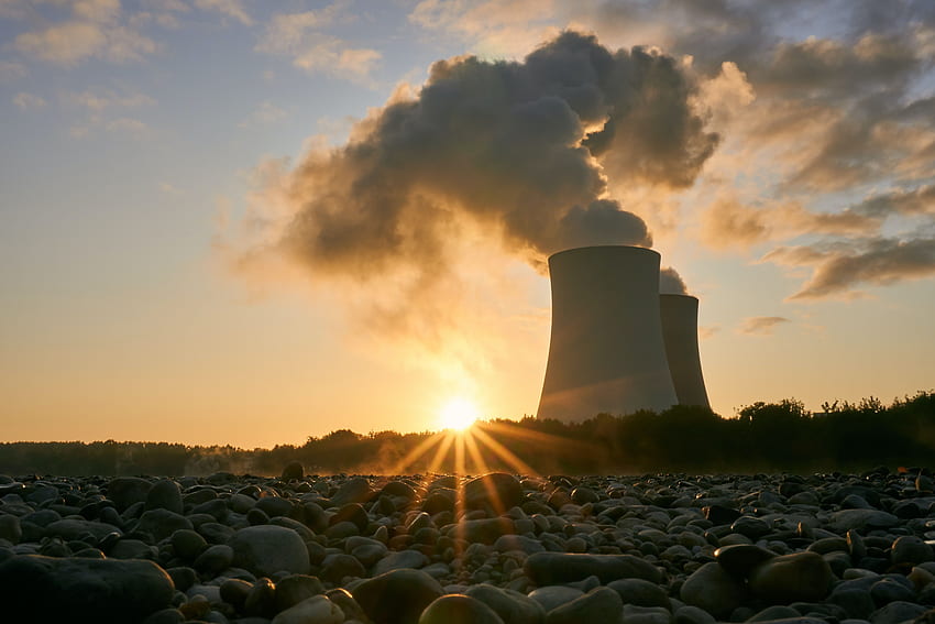 มุมต่ำของอาคารโรงไฟฟ้านิวเคลียร์ปล่อยควันพลังงานนิวเคลียร์ วอลล์เปเปอร์ HD