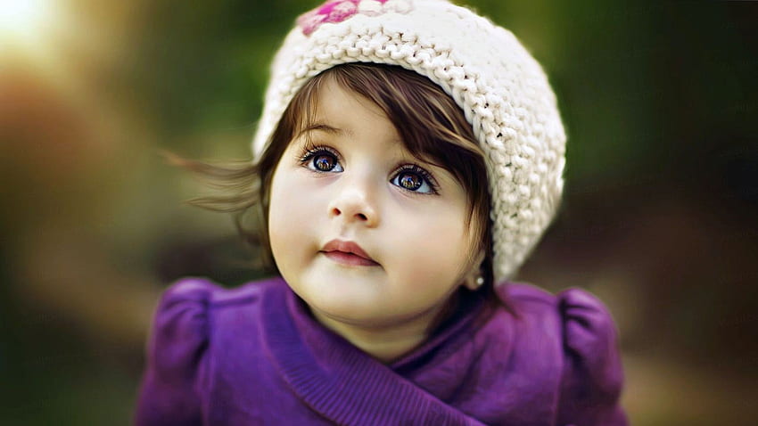 Сладко, очарователно момиченце, бебето гледа нагоре, облечено в лилава рокля, сладка HD тапет